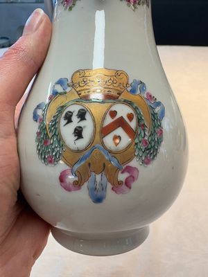A Chinese famille rose armorial jug and cover with the arms of Moricaud impaling Bertrand for the French market, Qianlong, ca. 1760 — foto 8