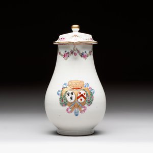 A Chinese famille rose armorial jug and cover with the arms of Moricaud impaling Bertrand for the French market, Qianlong, ca. 1760 — foto 1