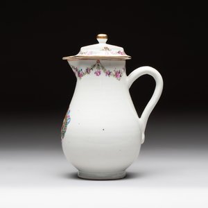 A Chinese famille rose armorial jug and cover with the arms of Moricaud impaling Bertrand for the French market, Qianlong, ca. 1760 — foto 2
