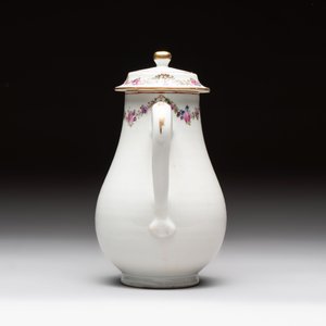 A Chinese famille rose armorial jug and cover with the arms of Moricaud impaling Bertrand for the French market, Qianlong, ca. 1760 — foto 3
