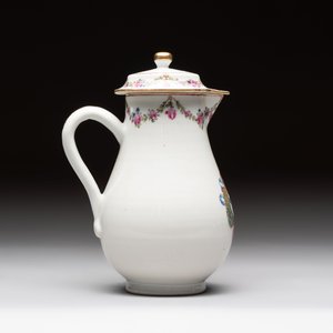A Chinese famille rose armorial jug and cover with the arms of Moricaud impaling Bertrand for the French market, Qianlong, ca. 1760 — foto 4
