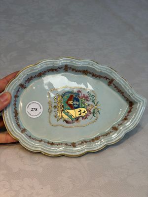 A Chinese famille rose armorial leaf-shaped dish for the Spanish market, Qianlong, ca. 1775 — foto 1