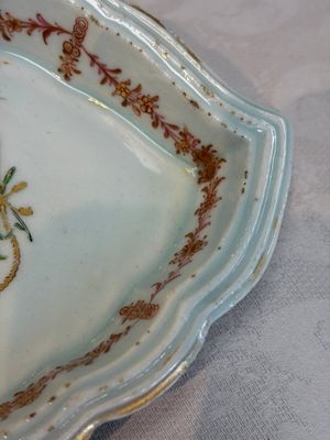 A Chinese famille rose armorial leaf-shaped dish for the Spanish market, Qianlong, ca. 1775 — foto 2
