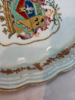 A Chinese famille rose armorial leaf-shaped dish for the Spanish market, Qianlong, ca. 1775 — foto 3