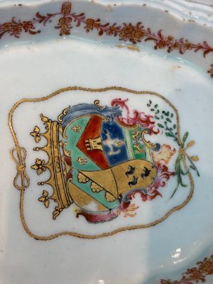 A Chinese famille rose armorial leaf-shaped dish for the Spanish market, Qianlong, ca. 1775 — foto 4