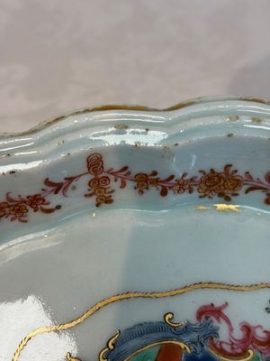 A Chinese famille rose armorial leaf-shaped dish for the Spanish market, Qianlong, ca. 1775 — foto 5
