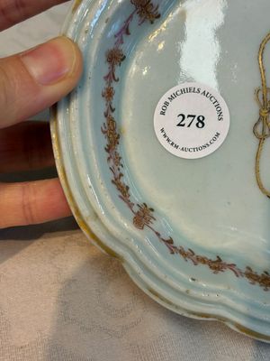 A Chinese famille rose armorial leaf-shaped dish for the Spanish market, Qianlong, ca. 1775 — foto 6