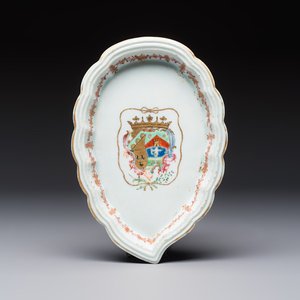 A Chinese famille rose armorial leaf-shaped dish for the Spanish market, Qianlong, ca. 1775 — foto 1