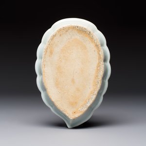 A Chinese famille rose armorial leaf-shaped dish for the Spanish market, Qianlong, ca. 1775 — foto 2