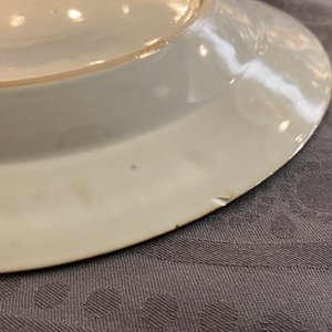 A Chinese famille rose armorial mug and a faux-bois border plate, Qianlong — 照片 13