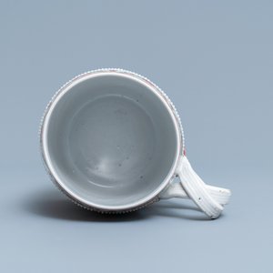 A Chinese famille rose armorial mug and a faux-bois border plate, Qianlong — 照片 8