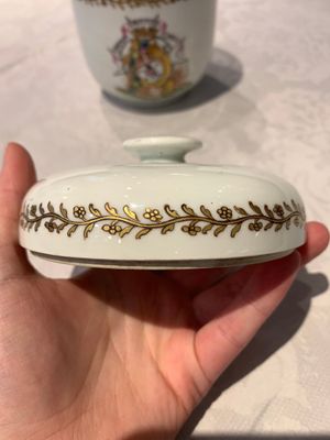 A Chinese famille rose armorial nine-piece service with the arms of Alexandre Lamotte-Baracé, Qianlong, ca. 1786-1789 — photo 33
