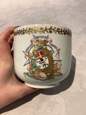 A Chinese famille rose armorial nine-piece service with the arms of Alexandre Lamotte-Baracé, Qianlong, ca. 1786-1789 — photo 38