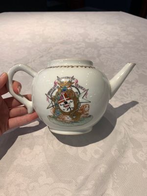 A Chinese famille rose armorial nine-piece service with the arms of Alexandre Lamotte-Baracé, Qianlong, ca. 1786-1789 — photo 53