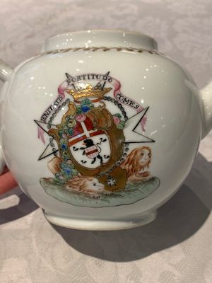 A Chinese famille rose armorial nine-piece service with the arms of Alexandre Lamotte-Baracé, Qianlong, ca. 1786-1789 — photo 54