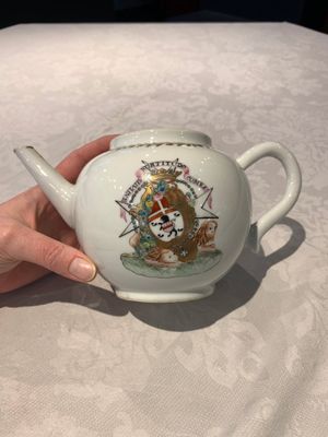 A Chinese famille rose armorial nine-piece service with the arms of Alexandre Lamotte-Baracé, Qianlong, ca. 1786-1789 — photo 56