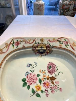 A Chinese famille rose armorial octagonal dish with fine floral design for the French market, Qianlong — photo 3