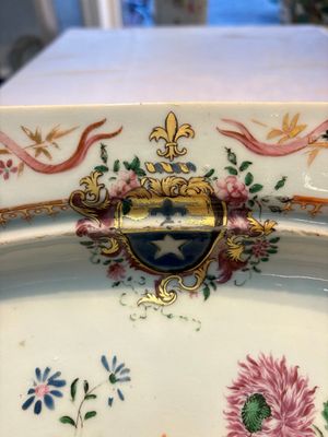 A Chinese famille rose armorial octagonal dish with fine floral design for the French market, Qianlong — photo 4