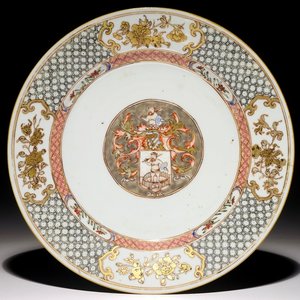 A Chinese famille rose armorial plate for the Dutch market, arms of Tuineman, Yongzheng — 照片 1