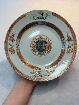 A Chinese famille rose armorial plate with the arms of Carter for the English market, Kangxi, ca. 1722 — photo 1
