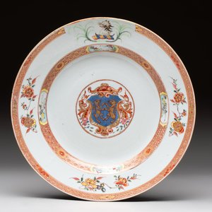 A Chinese famille rose armorial plate with the arms of Carter for the English market, Kangxi, ca. 1722 — photo 1
