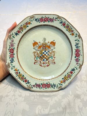 A Chinese famille rose armorial plate with the arms of Clerke for the English market, Qianlong, ca. 1765 — photo 1
