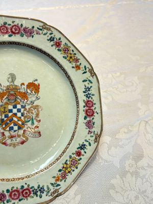 A Chinese famille rose armorial plate with the arms of Clerke for the English market, Qianlong, ca. 1765 — photo 11