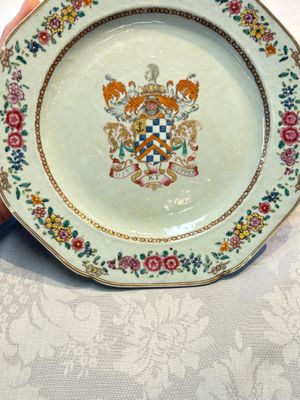 A Chinese famille rose armorial plate with the arms of Clerke for the English market, Qianlong, ca. 1765 — photo 12