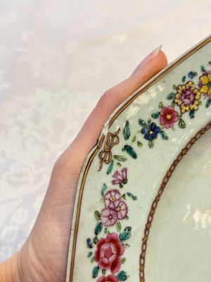 A Chinese famille rose armorial plate with the arms of Clerke for the English market, Qianlong, ca. 1765 — photo 13