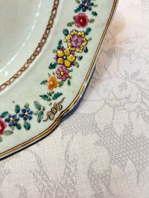 A Chinese famille rose armorial plate with the arms of Clerke for the English market, Qianlong, ca. 1765 — photo 15