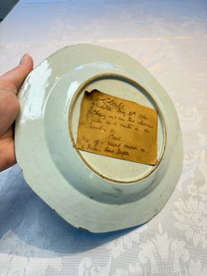 A Chinese famille rose armorial plate with the arms of Clerke for the English market, Qianlong, ca. 1765 — photo 17