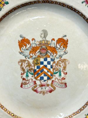 A Chinese famille rose armorial plate with the arms of Clerke for the English market, Qianlong, ca. 1765 — photo 2