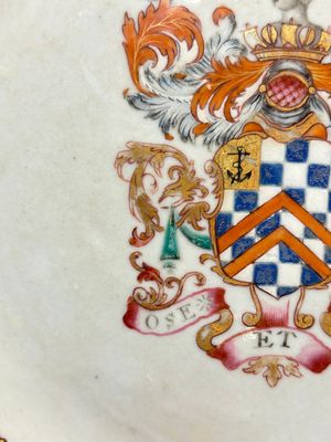 A Chinese famille rose armorial plate with the arms of Clerke for the English market, Qianlong, ca. 1765 — photo 3