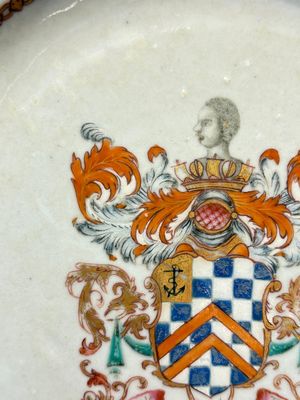 A Chinese famille rose armorial plate with the arms of Clerke for the English market, Qianlong, ca. 1765 — photo 4