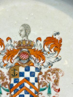 A Chinese famille rose armorial plate with the arms of Clerke for the English market, Qianlong, ca. 1765 — photo 5