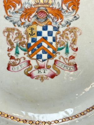 A Chinese famille rose armorial plate with the arms of Clerke for the English market, Qianlong, ca. 1765 — photo 8