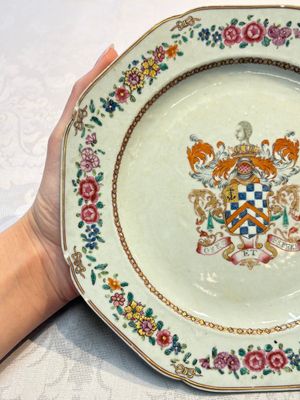 A Chinese famille rose armorial plate with the arms of Clerke for the English market, Qianlong, ca. 1765 — photo 9