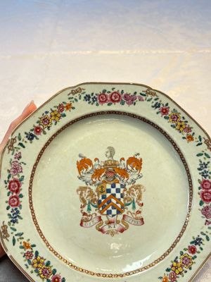 A Chinese famille rose armorial plate with the arms of Clerke for the English market, Qianlong, ca. 1765 — photo 10