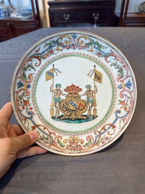 A Chinese famille rose armorial plate with the arms of Goos de Ghyseghem, Vecquemans and Golbeau for the Belgian market, Yongzheng, ca. 1730 — 照片 1