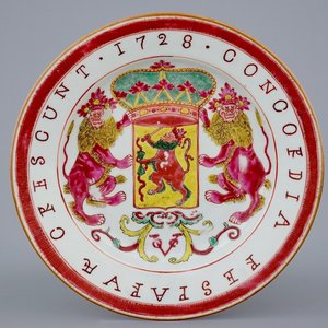 A Chinese famille rose armorial plate with VOC coat of arms, dated 1728, Yongzheng — photo 1