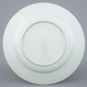 A Chinese famille rose armorial plate with VOC coat of arms, dated 1728, Yongzheng — photo 2