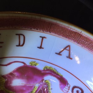 A Chinese famille rose armorial plate with VOC coat of arms, dated 1728, Yongzheng — photo 4
