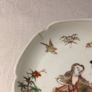 A Chinese famille rose armorial platter and two eggshell saucers after Cornelis Pronk, Yongzheng/Qianlong — photo 13