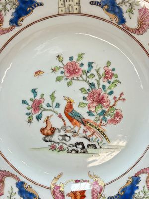 A Chinese famille rose armorial soup plate with the arms of Drake for the English market, Qianlong, ca. 1750 — photo 2