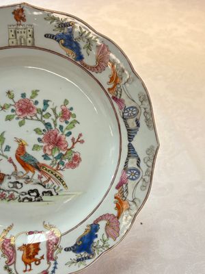 A Chinese famille rose armorial soup plate with the arms of Drake for the English market, Qianlong, ca. 1750 — photo 4