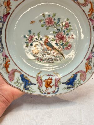 A Chinese famille rose armorial soup plate with the arms of Drake for the English market, Qianlong, ca. 1750 — photo 5