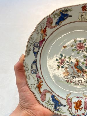 A Chinese famille rose armorial soup plate with the arms of Drake for the English market, Qianlong, ca. 1750 — photo 6