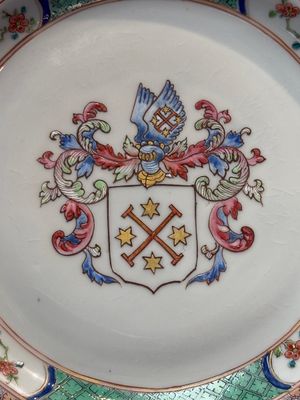 A Chinese famille rose armorial soup plate with the arms of Mellot for the Dutch market, Yongzheng, ca. 1733-1735 — photo 2