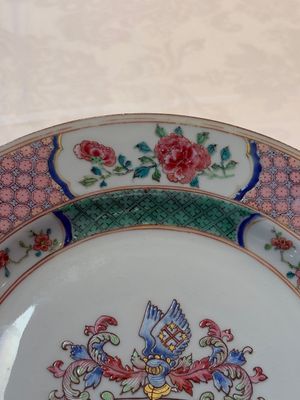 A Chinese famille rose armorial soup plate with the arms of Mellot for the Dutch market, Yongzheng, ca. 1733-1735 — photo 3