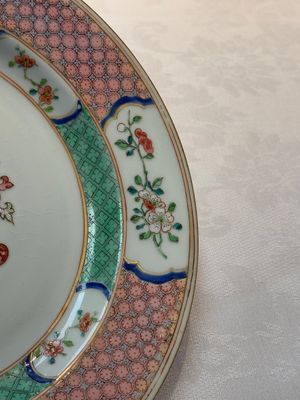 A Chinese famille rose armorial soup plate with the arms of Mellot for the Dutch market, Yongzheng, ca. 1733-1735 — photo 4